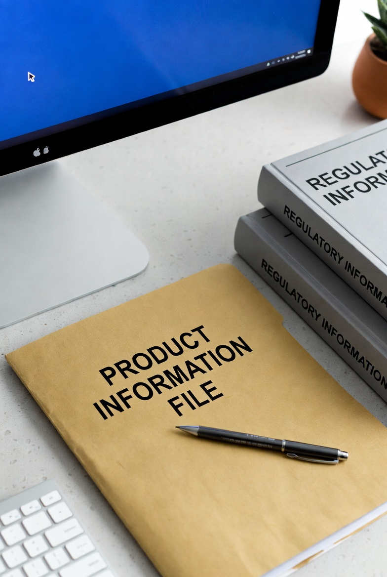 文件夾標示為 Product Information File，旁邊有法規書籍與電腦