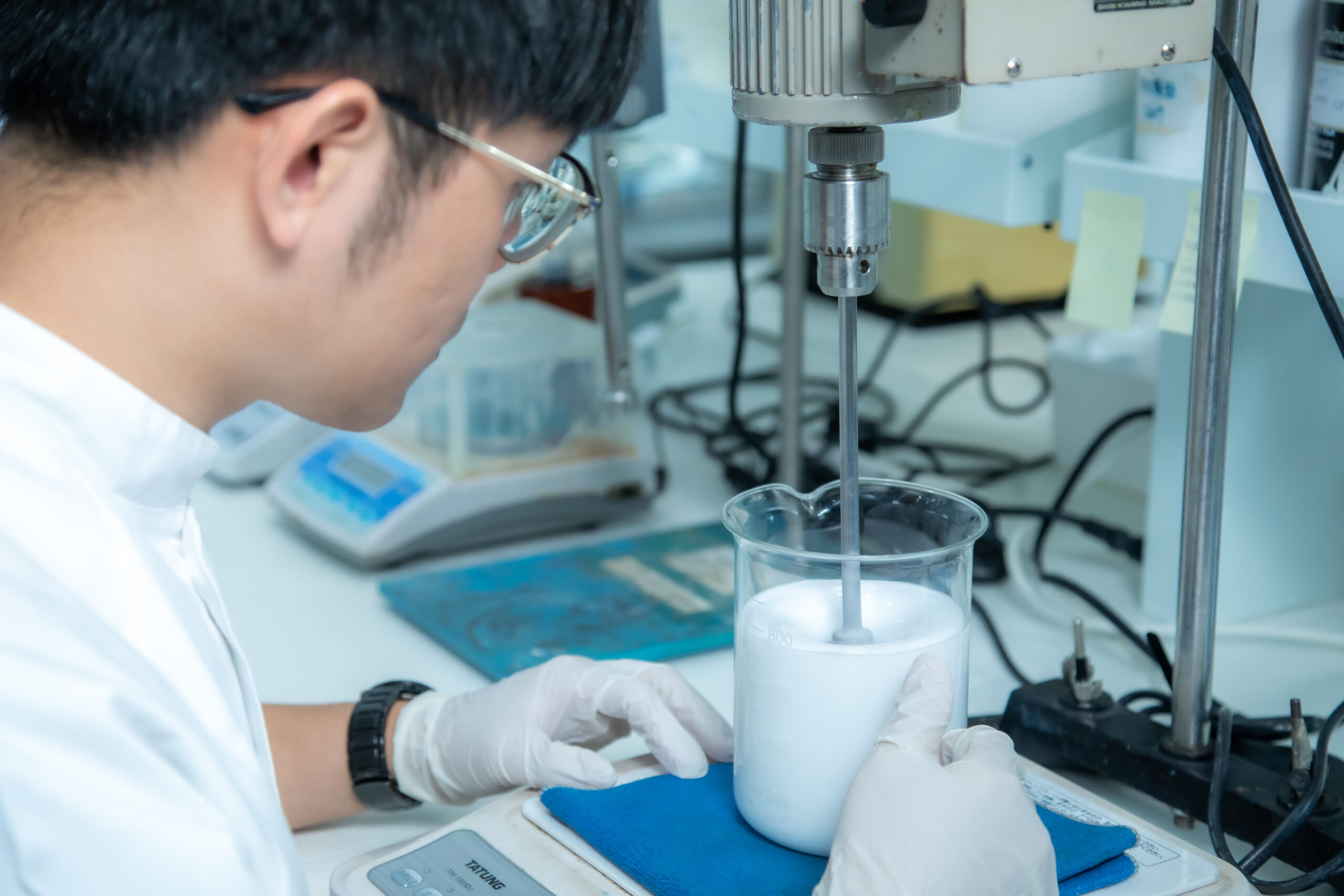 展示質地測試或香氣調整過程的實拍畫面