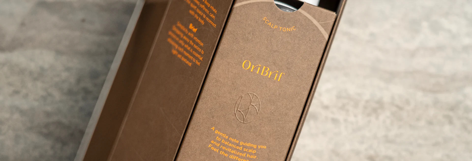 產品外盒側開示意圖，書本式開盒設計與燙金細節特寫