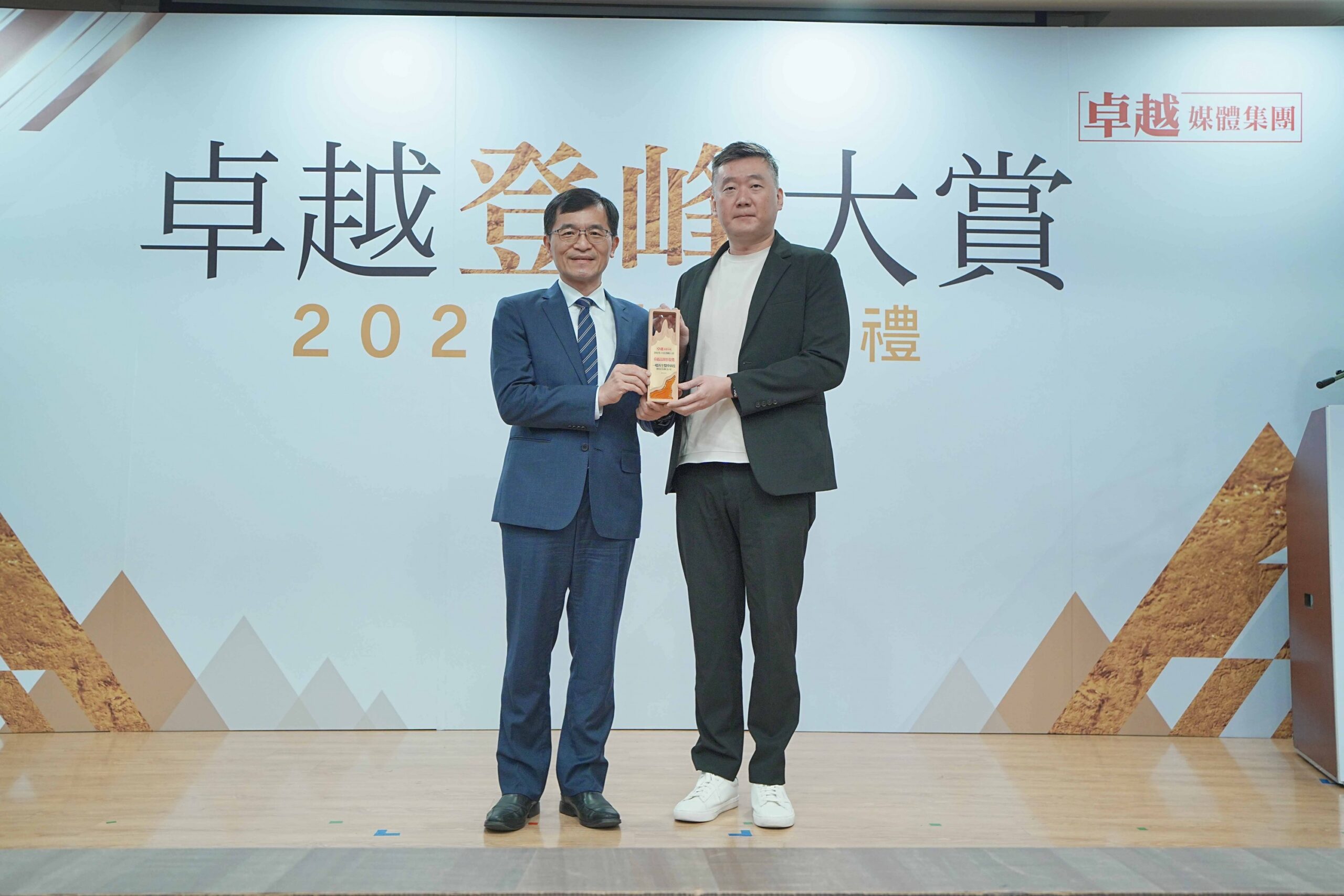 頒獎典禮畫面，品牌代表領取產品創新獎與品牌形象獎