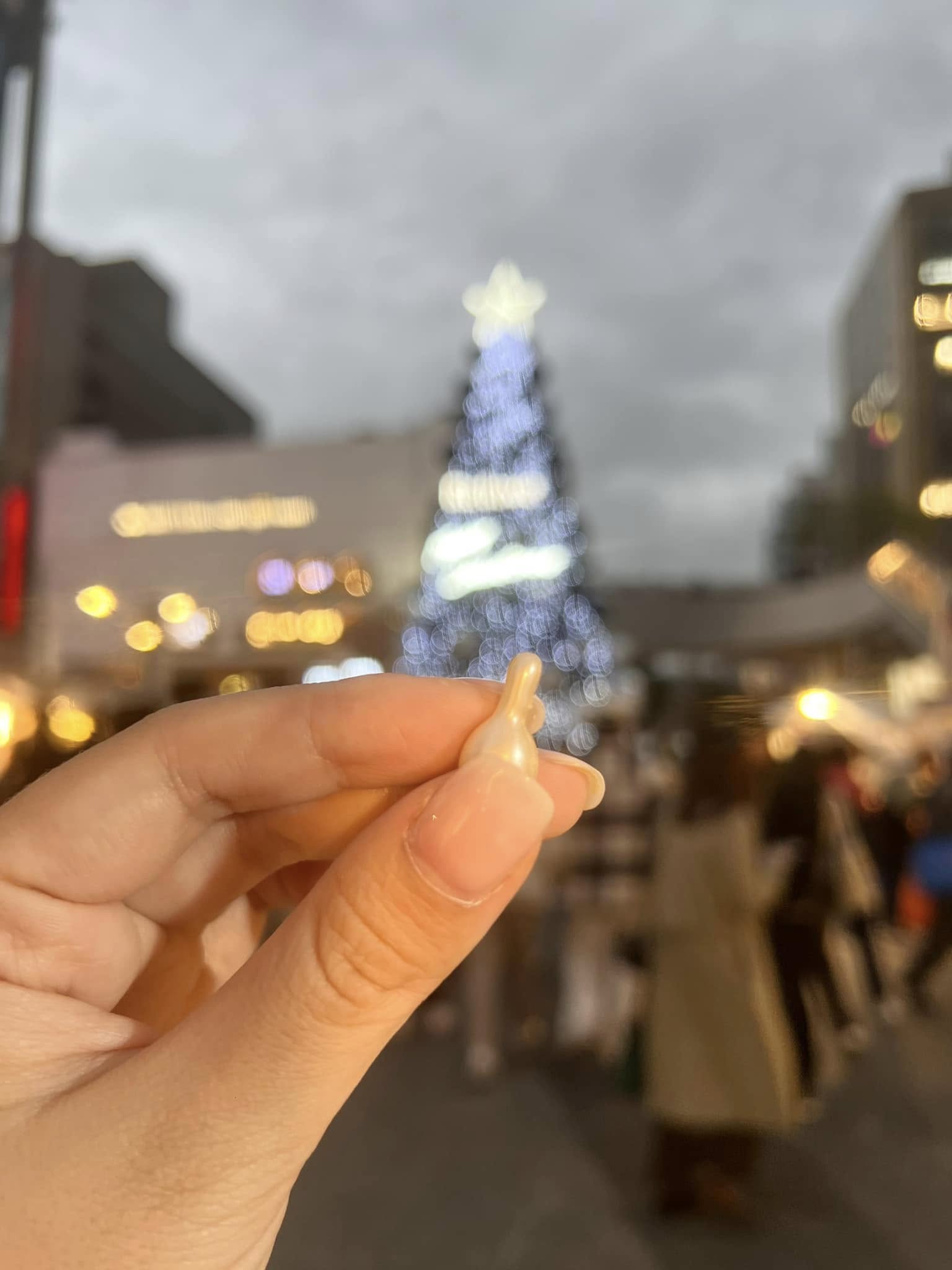 保養精華膠囊產品示意圖，展示單顆膠囊大小