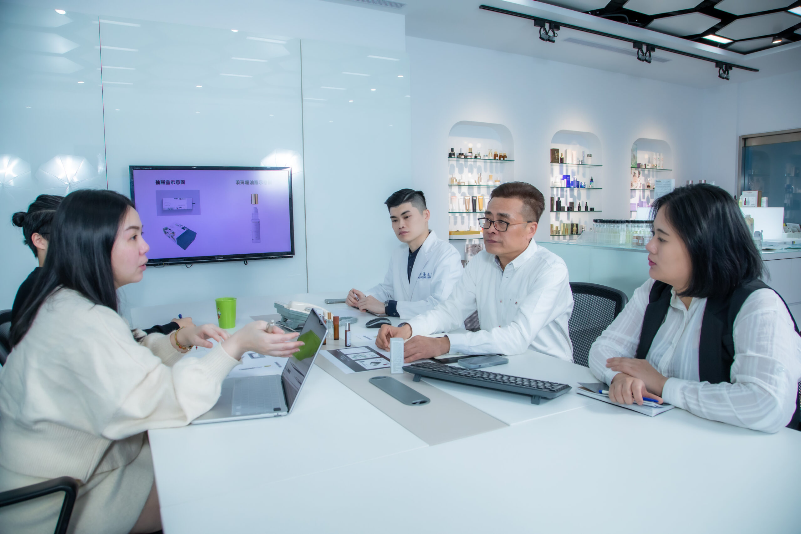 新優生技現代化實驗室與研發團隊討論產品
